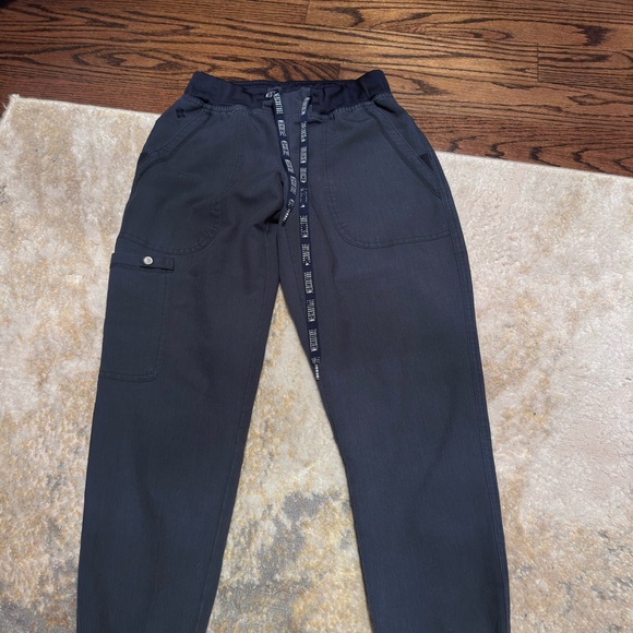 Med Couture Women's Scrub Set in Navy - Picture 4 of 8